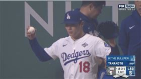 山本由伸在18局上進入牛棚熱身。（圖／翻攝自X平台 @MLB）