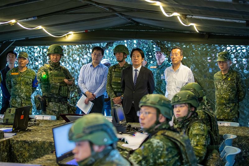 賴清德總統今(28)上午視導陸軍「陸勝一號」操演。(圖/總統府提供)