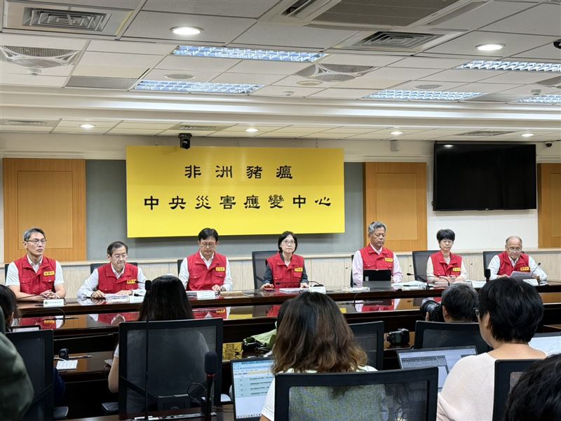 非洲豬瘟中央前進應變所(下稱應變所)今(28)日舉行記者會,向外界說明最新情況。從左至右獸醫研究所 鄧明中所長,畜牧司 李宜謙司長,防檢署 企劃組 林志憲組長,防檢署 杜麗華署長,環境部 環境管理署 顏旭明署長,衛福部食藥署食品組 蕭惠文副組長,非洲豬瘟坐在小組 許桂森召集人。(圖/記者李育道攝影)
