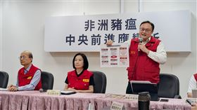 非洲豬瘟案　台中市府回應疫調處理非洲豬瘟中央前進應變所28日在農業部防檢署台中分署舉辦說明記者會，會中由農業部次長杜文珍（中）主持，環境部環境管理署副署長林左祥（左）等人出席，台中市副市長鄭照新（右）說明近日市府疫調多種說法的原因。中央社記者蘇木春攝　114年10月28日
