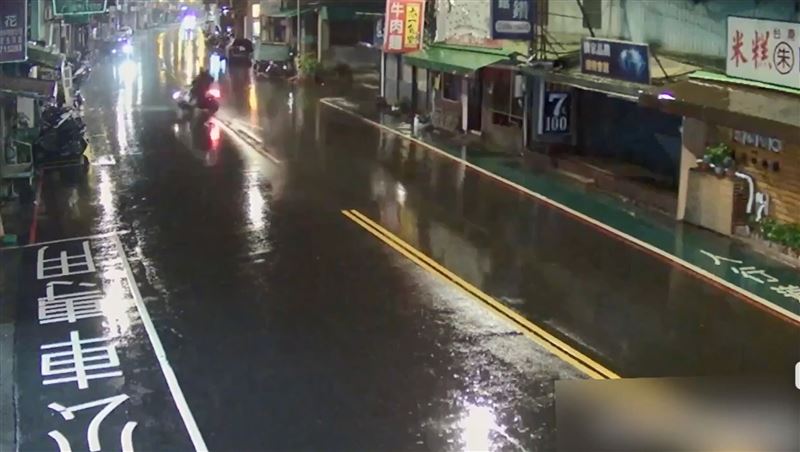 2輛機車猛烈撞擊瞬間。（圖／翻攝畫面）