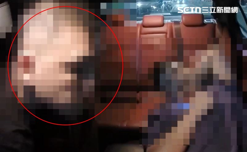 被害人熟睡中,竊賊坐上副駕駛座近距離貼身謀財,蕭貪嘴臉被拍的一清二楚。(圖/翻攝畫面)