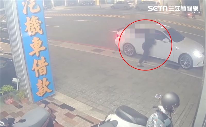 竊賊臨走前還拉了拉門把確認有關好車門,頭也不回往當舖旁的巷弄逃跑
