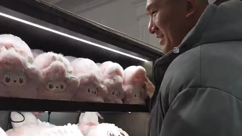 館長見到Labubu笑了(圖/翻攝自YT @館長惡名昭彰)