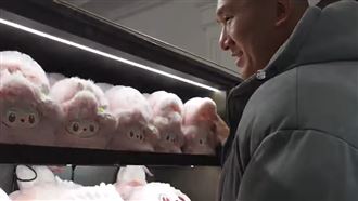 館長北京逛嗨　掃粉紅限量Labubu送徐巧芯