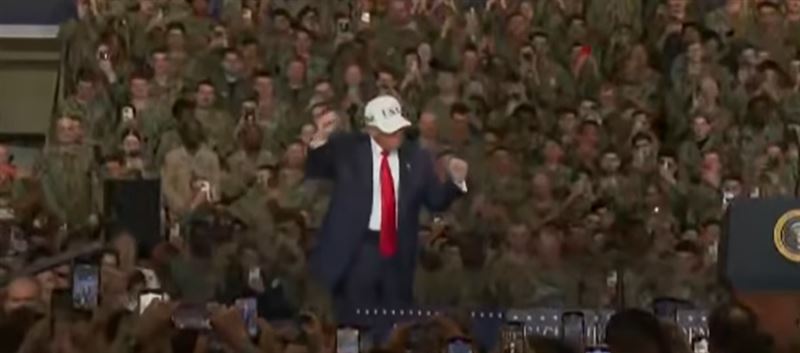 美國總統川普28日在航母喬治華盛頓號發表完演說，離場時再度大秀他的招牌舞蹈。（圖／翻攝畫面）