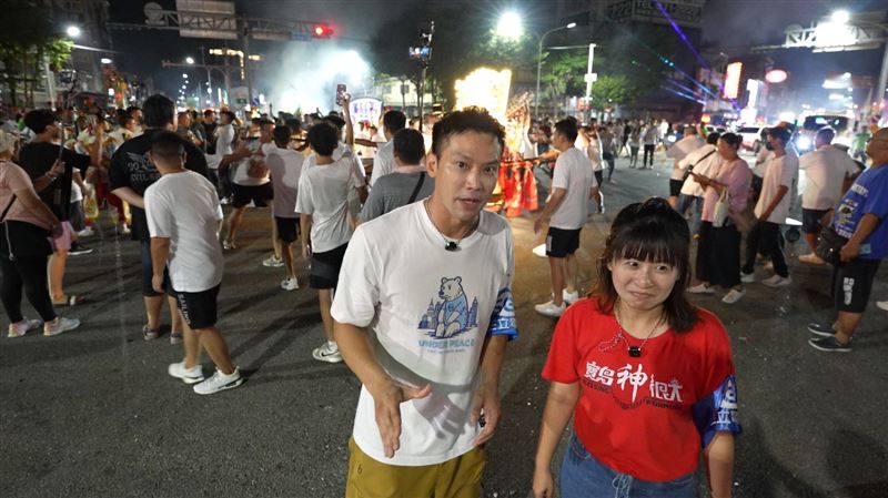 主持人在夜巡圓環路祭現場(圖/寶島神很大提供)