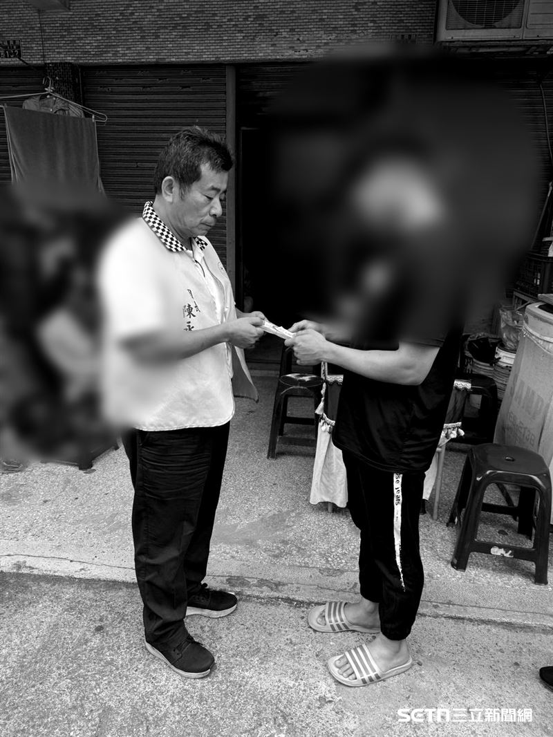 得知張家人的情況後,陳永聰將善心人士們集資的9萬元善款送到張先生的兒子手上,叮囑三位成年的哥哥要照顧好弟弟,並提醒:「人生再難,也不要走偏路,將來若有能力,一定要回饋社會。」(圖/受訪者提供)