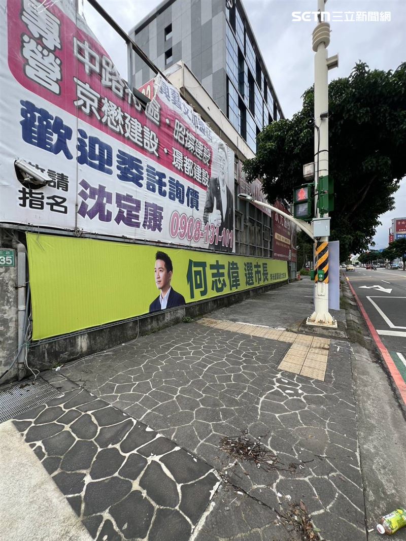 議員李光達公開何志偉參選看板。（圖／桃園市議員李光達提供）