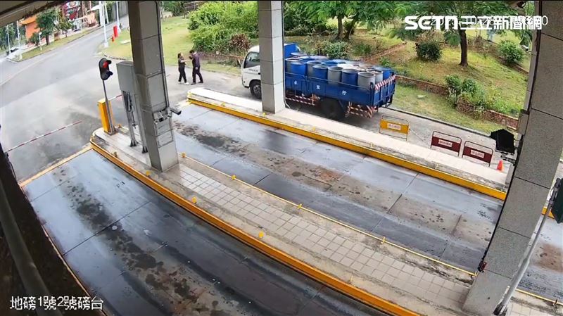 不肖業者強行闖入屏東縣焚化廠偷倒廚餘。(圖/屏縣府提供)