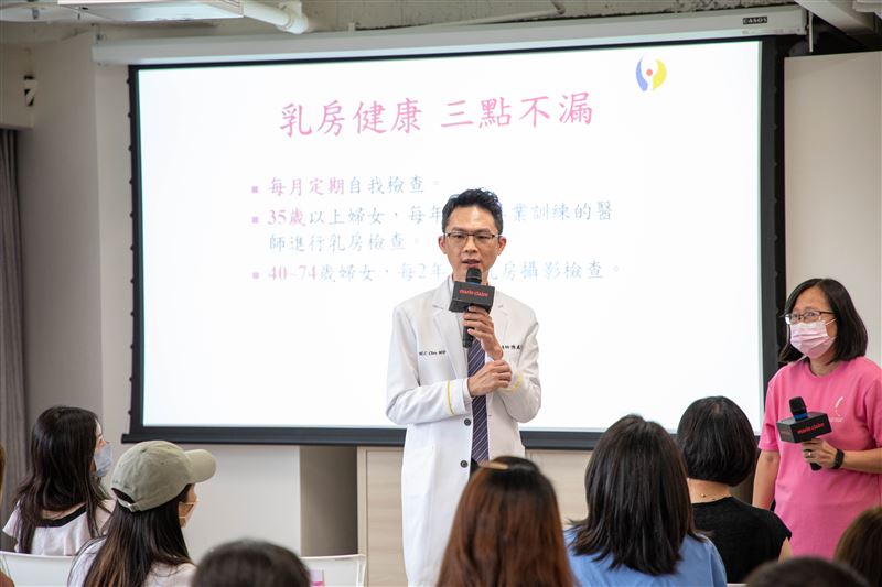 光澤診所整形外科陳威臣醫師與台灣癌症臨床研究發展基金會謝麗鳳護理長，共同解述乳房。（圖／光澤診所提供）