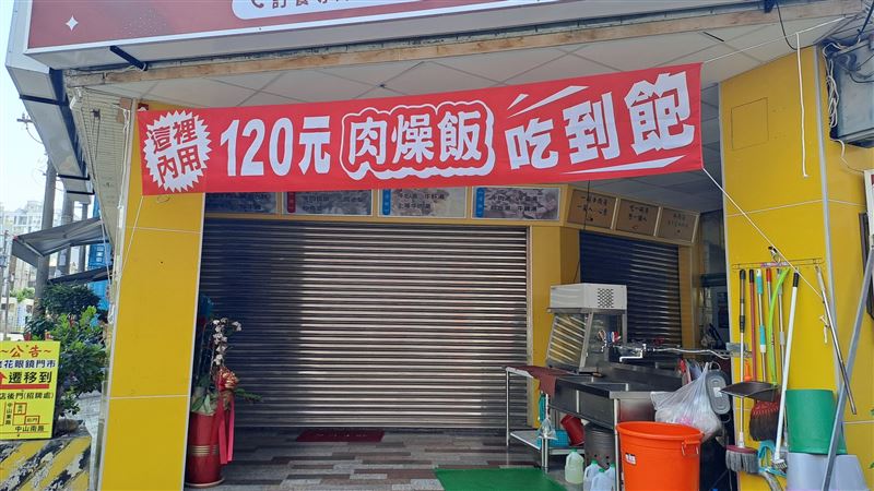 許多老饕點出,台南不少牛肉湯店都有「消費滿…元」即可享吃到飽的優惠,圖中的內用吃到飽,應該不是花120元單買肉燥飯。(圖/翻攝自路上觀察學院臉書)