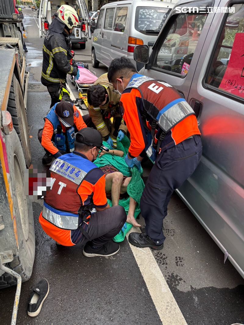 台南一輛水泥預拌車與機車發生車禍，80歲女騎士斷肢緊急送醫。（圖／翻攝畫面）