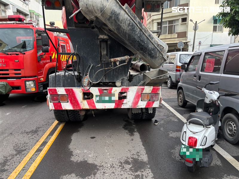 台南一輛水泥預拌車與機車發生車禍，80歲女騎士斷肢緊急送醫。（圖／翻攝畫面）