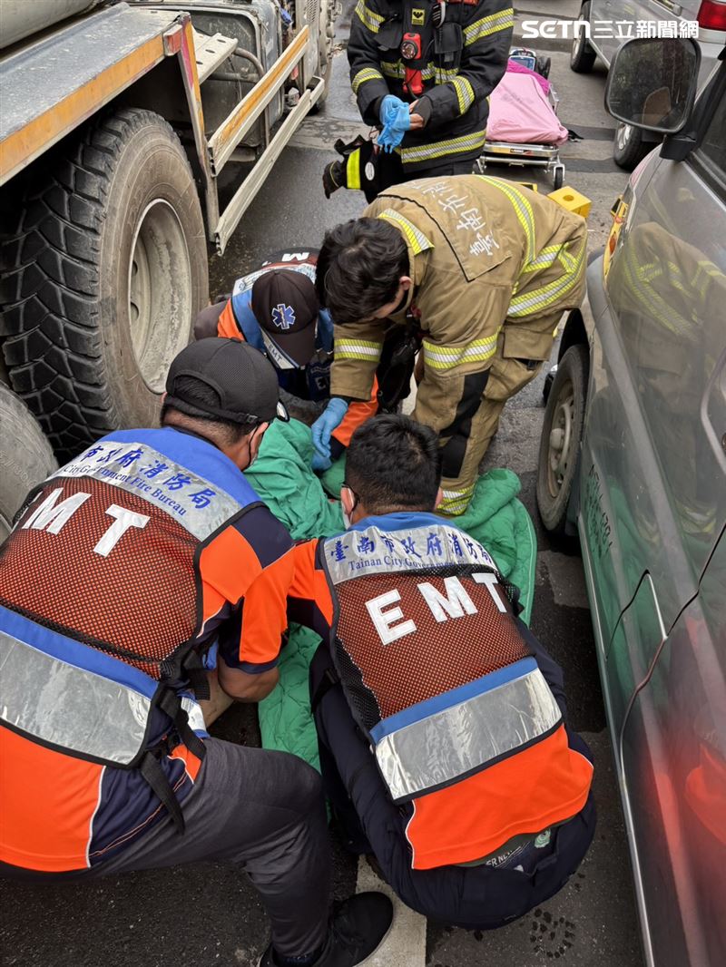 台南一輛水泥預拌車與機車發生車禍，80歲女騎士斷肢緊急送醫。（圖／翻攝畫面）