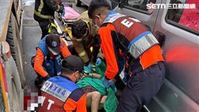 台南一輛水泥預拌車與機車發生車禍，80歲女騎士斷肢緊急送醫。（圖／翻攝畫面）