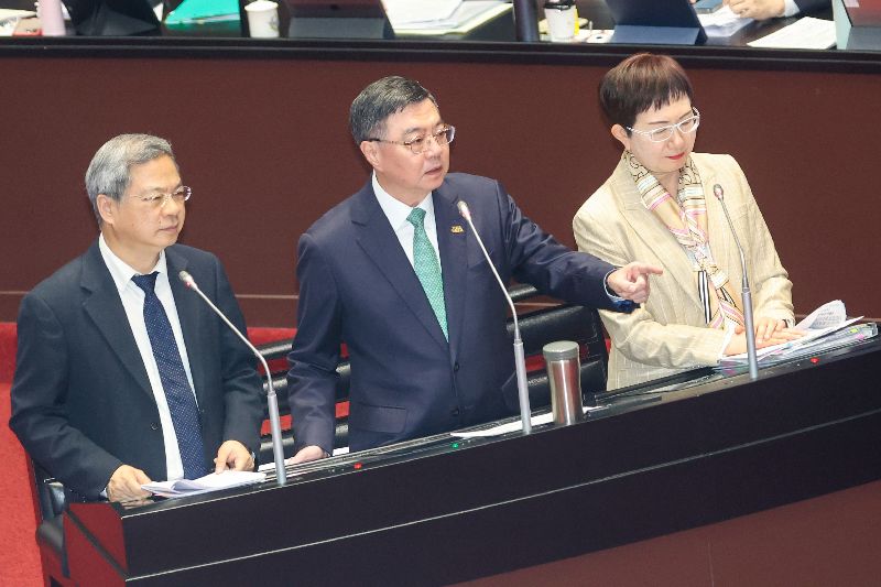 立委徐巧芯質詢台灣向美國軍購66架全新F-16V交付延遲如何處置?行政院長卓榮泰(中)今天表示,延遲部分產生不當得利損害,政府會依法律程序提出求償