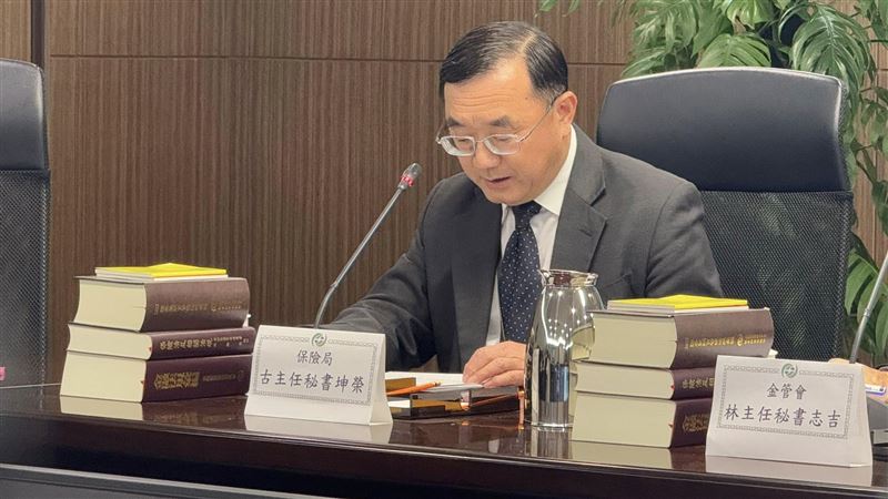 金管會宣布修正保險資金專案運用辦法,大幅放寬投資範圍與上限,保險業得以投入基礎建設、AI算力中心、物流冷鏈、再生水廠等關鍵領域,投資上限從10%調升至15%,預估釋出逾1.6兆元動能。保險局長古坤強調:「兼顧風險控管與國家發展,讓保險金成為推動經濟的穩定力量。」(圖/記者師瑞德攝影)