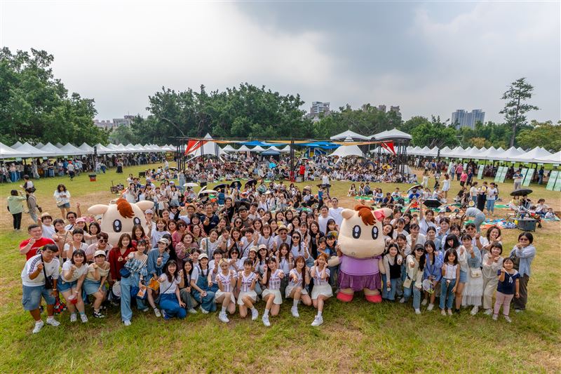 千名員工攜家帶眷齊聚高雄衛武營榕園廣場,共享家庭日幸福時光。(圖/馬光中醫提供)