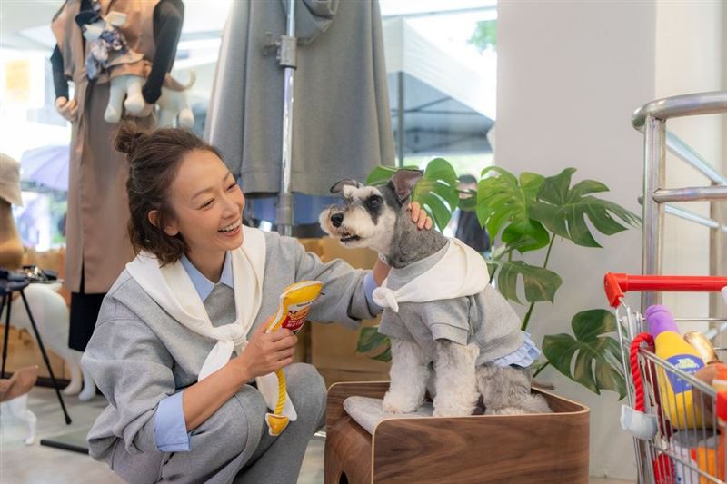 潘慧如帶愛犬出席剪綵儀式。(圖/潘慧如經紀人提供)