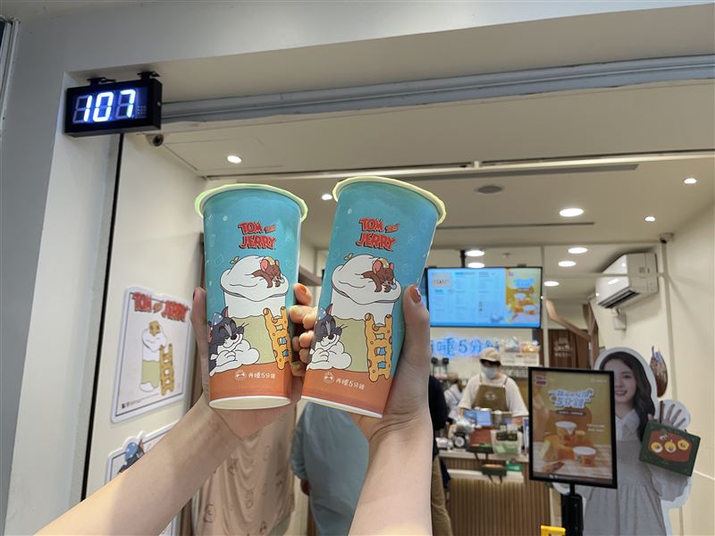 再睡5分鐘成立滿2000天全台門市限時兩天「 買一送一 」。(圖/品牌業者提供)