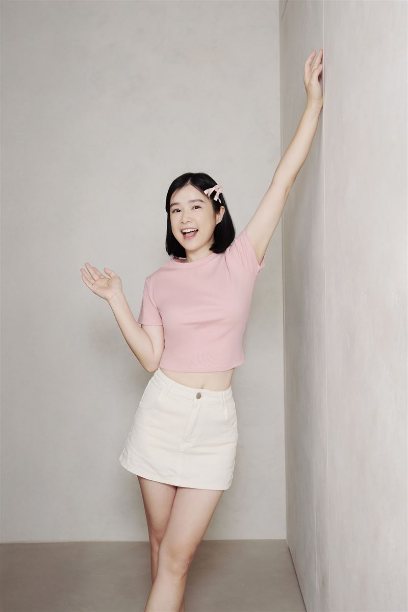 李佳穎曬纖細蠻腰,自豪4字頭體態是人生巔峰。(圖/美体專科提供)