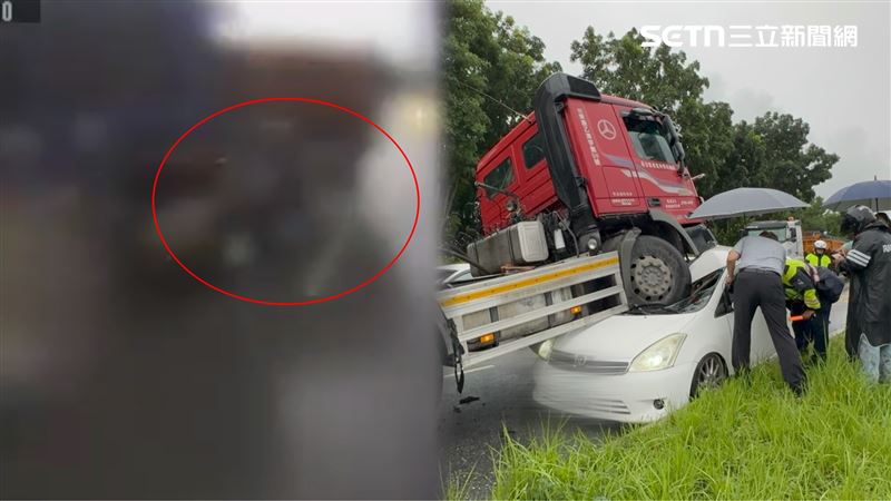 輛聯結車逆向撞破分隔島,2台轎車慘遭輾扁,4人受傷。(圖/翻攝畫面)