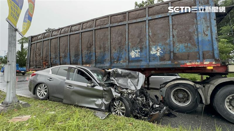 首當其衝的灰色轎車,直接嵌入聯結車底,變形合而為一。(圖/翻攝畫面)