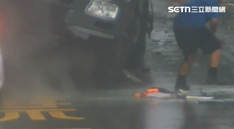 4人都由救護車送往慈濟醫院治療,所幸都沒有生命危險。(圖/翻攝畫面)