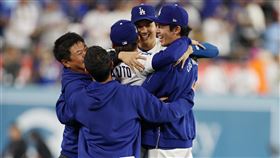大谷翔平、佐佐木朗希、山本由伸搭肩慶祝。（圖／翻攝自X平台 @MLB）