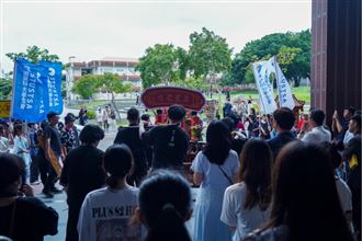 ▲月老星君由學生迎進校園。（圖／翻攝自南臺科技大學粉絲專頁）