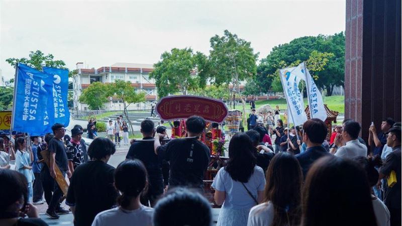 月老星君由學生迎進校園。(圖/翻攝自南臺科技大學粉絲專頁)