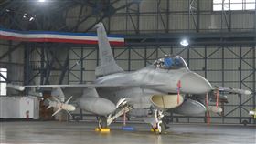 賴總統秋節勗勉　F-16V戰機滿載掛彈展示總統賴清德26日秋節勗勉空軍第4聯隊，空軍特別將F-16V戰機滿載掛彈AIM-120中程空對空飛彈、AIM-9響尾蛇短程空對空飛彈、AGM-88聯合空對地距外飛彈及狙擊手莢艙，展示F-16V強大火力。中央社記者蔡智明攝  114年9月26日