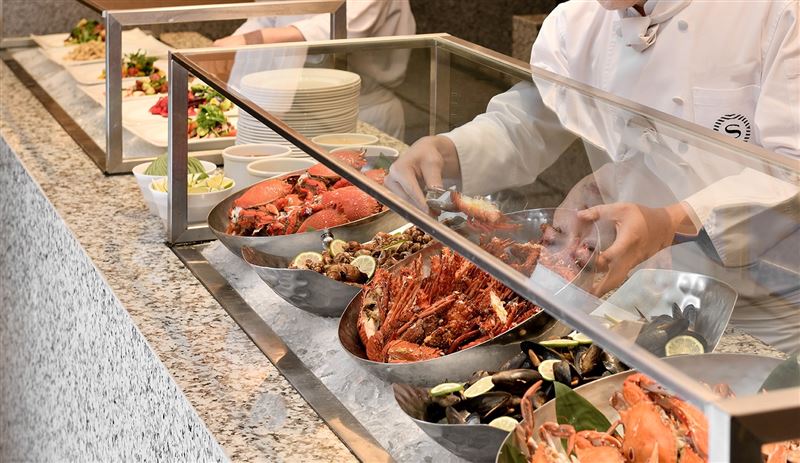「盛宴自助餐廳」平日單人午晚餐券,一券入手即享盛宴百味美饌吃到飽。(圖/飯店旅宿業者提供)