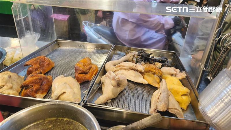 爆發非洲豬瘟全國禁運禁宰至11月6日,民眾到菜市場無豬可買,開始轉買雞肉,雞肉攤商也因此營業額大增。(圖/記者陳韋帆攝影)