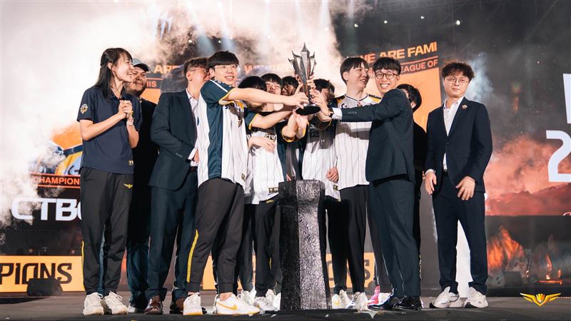 中信飛牡蠣(CFO)在《英雄聯盟》世界大賽晉級,這是台灣睽違10年再次擠身世界賽8強。(圖/中信育樂提供)