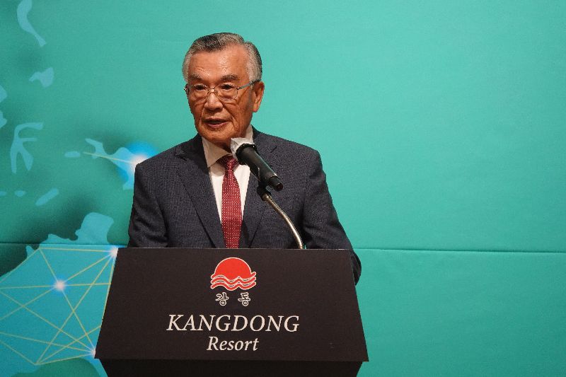 駐韓代表部28日晚間宴請亞太經濟合作會議(APEC)領袖代表林信義,林信義致詞