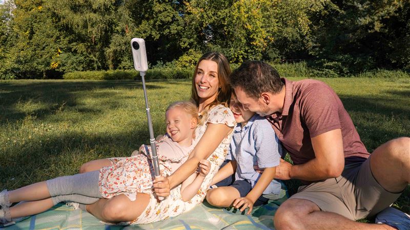 Insta360 X4 Air以165克超輕量機身結合8K影像畫質,搭載AdaptiveTone與運動HDR模式