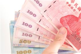 網傳「新台幣改版成本高達500億元」，錯很大！中央銀行說明：那是2017年舊案估算，且包含高成本但已排除的硬幣改版。本次僅針對紙鈔升級防偽、提升環保與無障礙設計，實際平均成本僅微幅增加，遠不及500億！#停止散播錯誤資訊 #新台幣改版事實澄清（示意圖／PIXABAY）