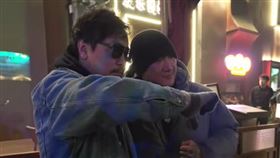 館長與粉絲合照遭比倒讚（圖／翻攝館長惡名昭彰YT）