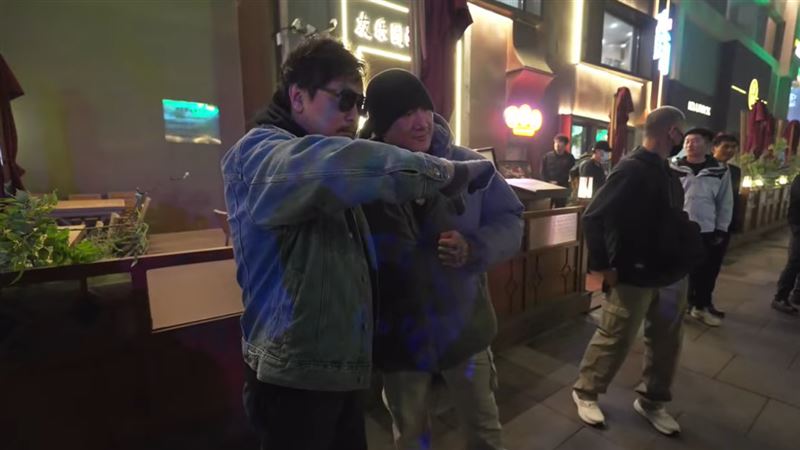 館長與粉絲合照遭比倒讚(圖/翻攝館長惡名昭彰YT)