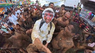 YouTuber拍潑屎節惹怒印度人！怒回這句