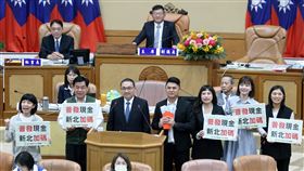 綠提普發4.6萬　侯友宜：債還沒還完如何發新北市議會28日進行市政總質詢，民進黨團要求市府在中央普發現金新台幣1萬元時，加碼市民每人4.6萬元；市長侯友宜（立者左3）表示，市府債都還沒還完，要如何發現金，這說不過去。中央社記者王鴻國攝　114年10月28日