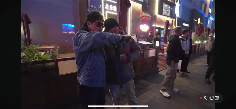 館長在北京跟粉絲合照,一名中國男子先對鏡頭比倒讚,接著悄悄話打臉館長說:「中國、台灣一邊一國。」(圖/翻攝自飆捍YouTube)