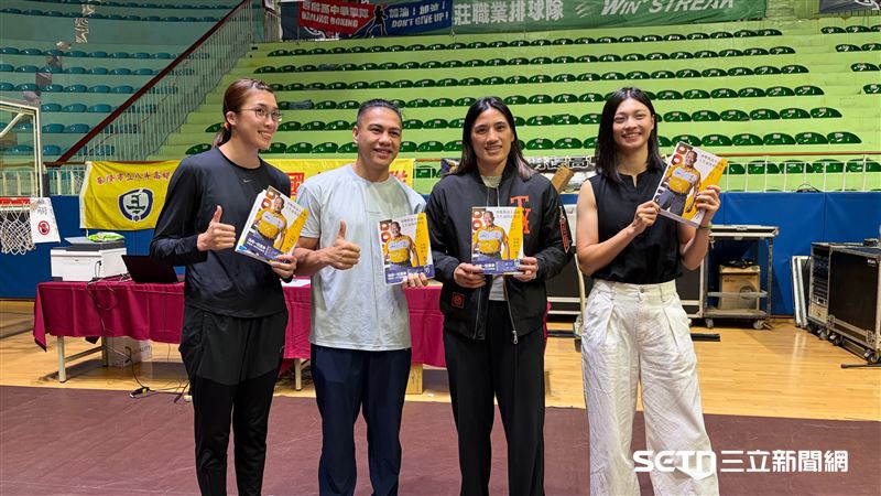 拳擊國手黃筱雯、甘家威、陳念琴、吳詩儀出席新書站台。(圖/記者張沛嘉攝影)