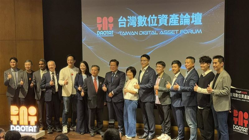 全球數位資產年交易量突破16兆美元,130多國啟動數位貨幣布局。台灣數位資產論壇聚焦穩定幣立法與跨境應用,協會指出台灣具科技與外銷雙優勢,有望成為亞洲穩定幣創新試驗場,搶占Web3與AI融合金融新高地。(圖/記者師瑞德攝影)