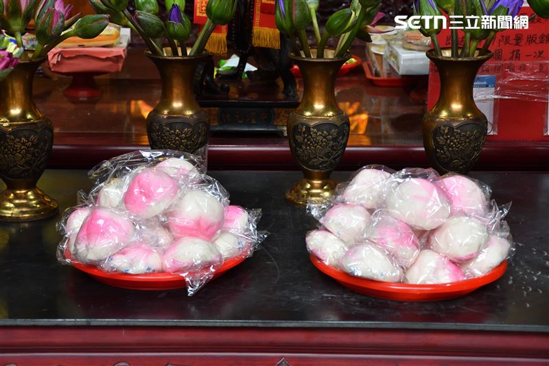 為了迎接「太子爺公」聖誕,目前遊學太子爺住家的口湖下崙興安代天府特別準備壽桃,贈送前來參拜的信眾。(圖/記者洪正達攝影)