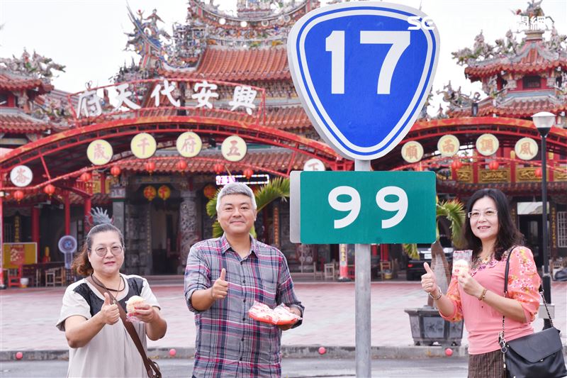 下崙興安代天府位在台17線99公里處的「1799」景點,象徵一起久久,廟方也準備獨特的冰淇淋餅招待路過的信眾。(圖/記者洪正達攝影)