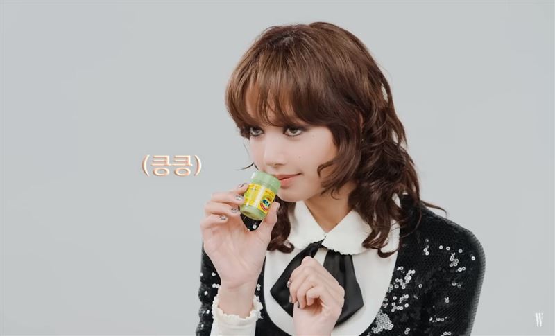 BLACKPINK成員Lisa曾多次秀出愛用的泰國鼻通,就是這一次出事的品牌。(圖/翻攝自X平台 @ThaiEnquirer)