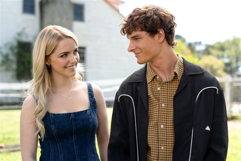 《只為你遺憾》由麥肯娜葛瑞絲(左)飾演克拉拉這個角色。(圖/UIP提供)